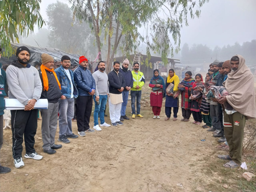 Deepak Kumar Binewal distributed blankets to the needy people